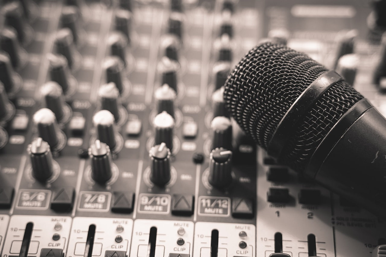 6 Podcasts We`re Listening To Right Now